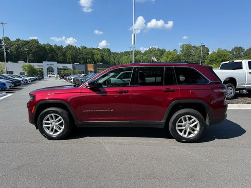 Used 2023 Jeep Grand Cherokee Laredo RWD image 2
