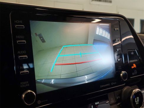 Used 2021 Toyota Highlander XLE image 28