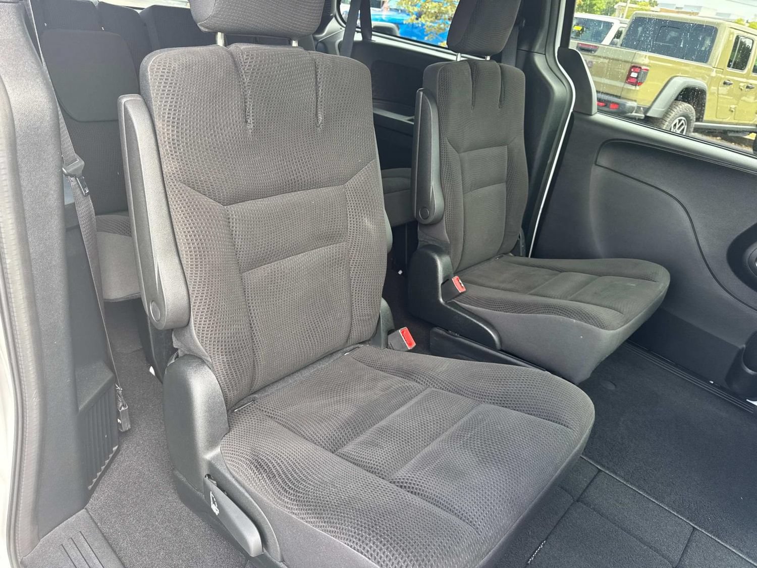 Used 2017 Dodge Grand Caravan SE FWD image 18
