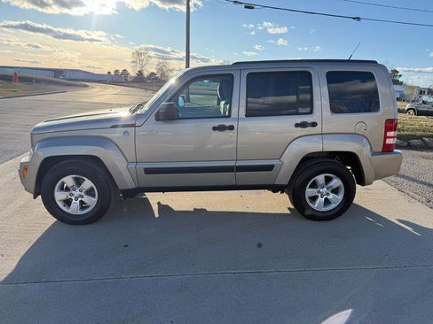 Used 2011 Jeep Liberty Sport image 6