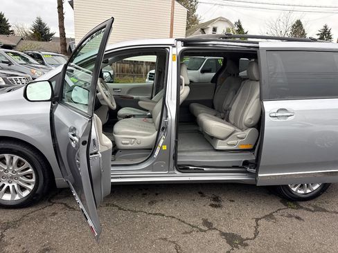 Used 2013 Toyota Sienna XLE image 21