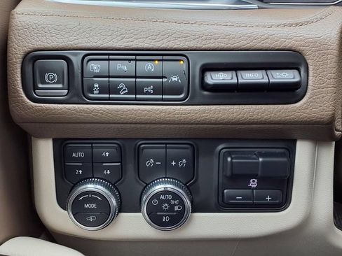 Used 2023 GMC Yukon XL Denali w/ Denali Reserve Package AWD/4WD image 17