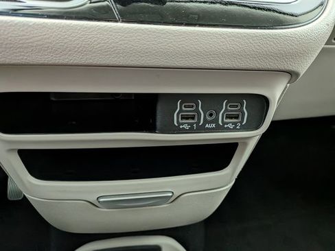 Used 2024 Chrysler Pacifica Touring-L FWD image 10
