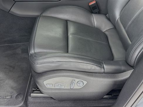 Certified 2025 Porsche Macan image 13