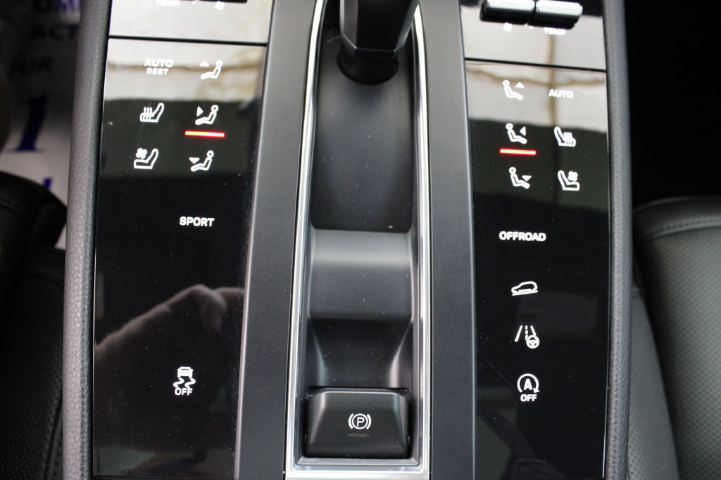 Certified 2023 Porsche Macan AWD/4WD image 37