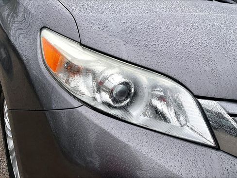 Used 2017 Toyota Sienna XLE w/ XLE Navigation Package image 28