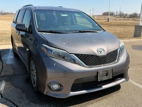 Used 2015 Toyota Sienna SE image 3
