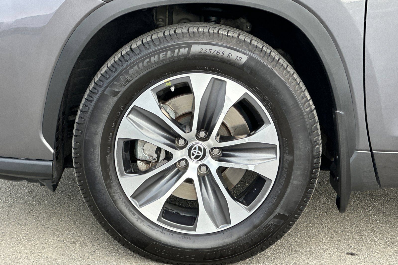 Used 2023 Toyota Highlander XLE AWD/4WD image 33