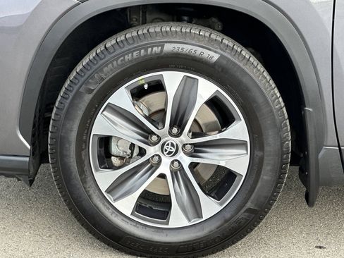 Used 2023 Toyota Highlander XLE AWD/4WD image 33