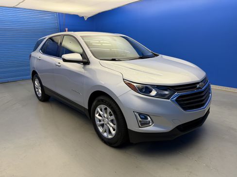 Used 2019 Chevrolet Equinox LT FWD image 2
