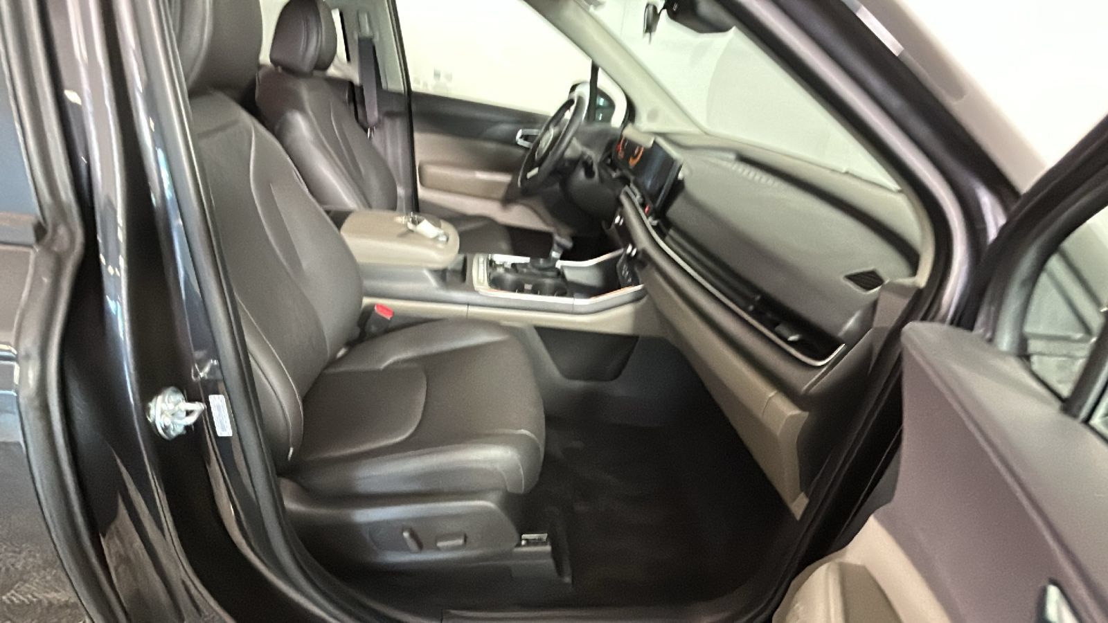 Used 2026 Kia Carnival EX FWD image 34