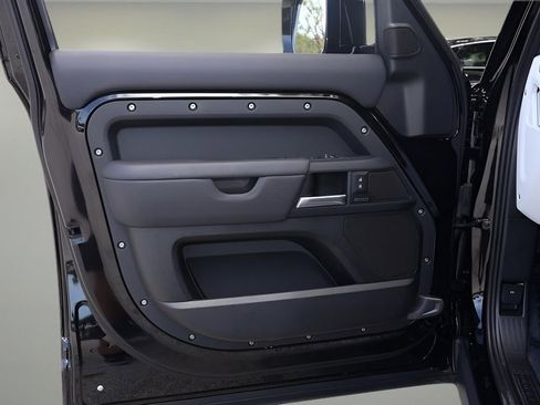 New 2025 Land Rover Defender 110 X-Dynamic SE AWD/4WD image 10