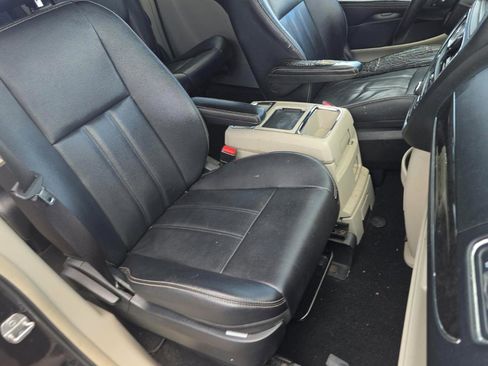 Used 2014 Chrysler Town & Country Touring image 10