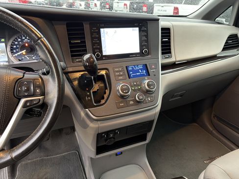 Used 2020 Toyota Sienna XLE image 29