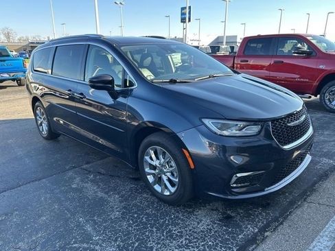 Used 2021 Chrysler Pacifica Touring-L w/ Premium & Safety Sphere Group image 3