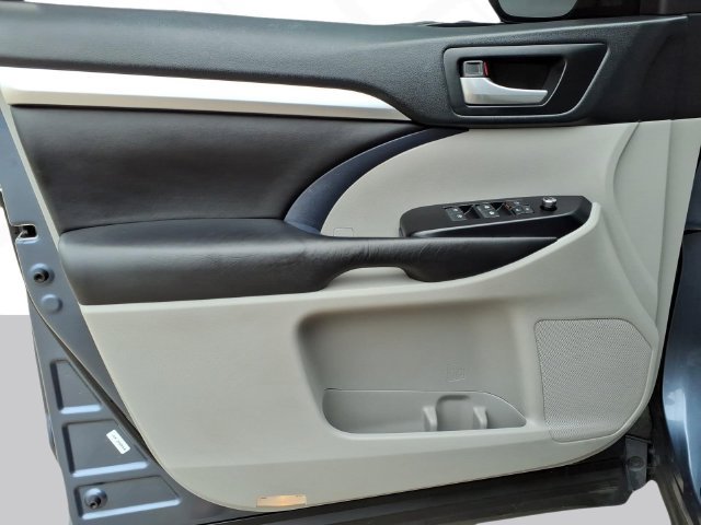 Used 2018 Toyota Highlander XLE AWD/4WD image 10