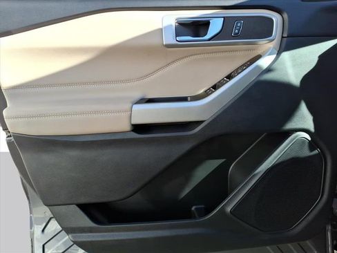 Used 2022 Ford Explorer XLT image 10