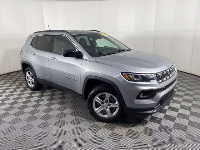 Used 2023 Jeep Compass Latitude w/ Convenience Group AWD/4WD image 1