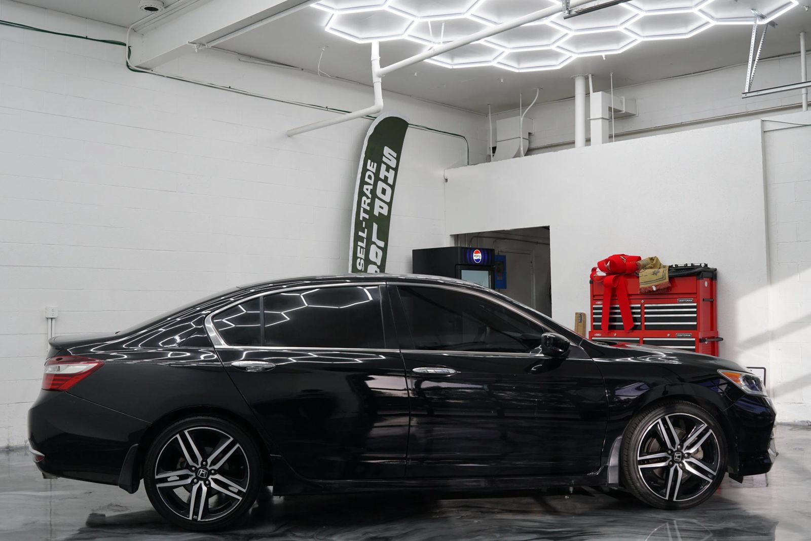 Used 2017 Honda Accord Sport image 5