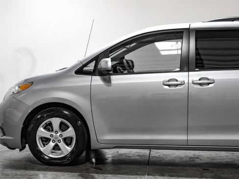 Used 2012 Toyota Sienna LE FWD image 19