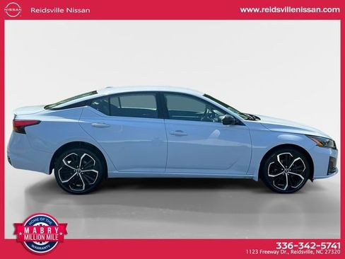 Used 2023 Nissan Altima 2.5 SR AWD/4WD image 7
