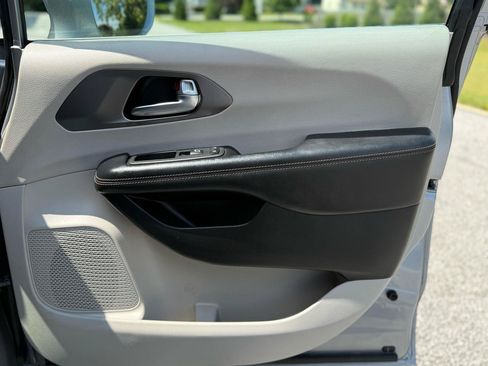 Used 2020 Chrysler Pacifica Touring-L FWD image 37