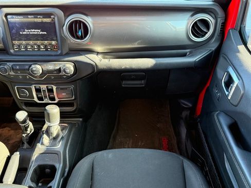 Used 2019 Jeep Wrangler Unlimited Sahara w/ Uconnect 4C Nav & Sound Group image 11