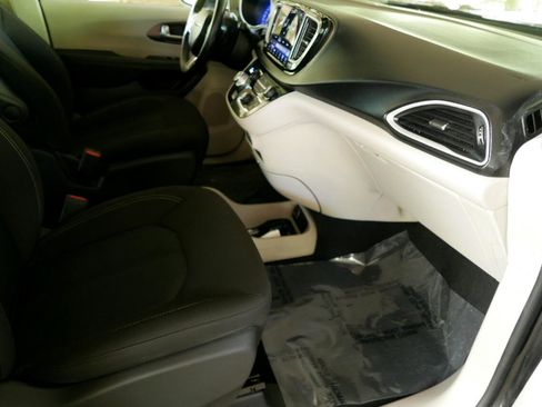 Used 2022 Chrysler Voyager LX image 10