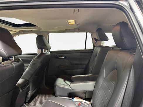 Used 2023 Toyota Highlander XLE image 24