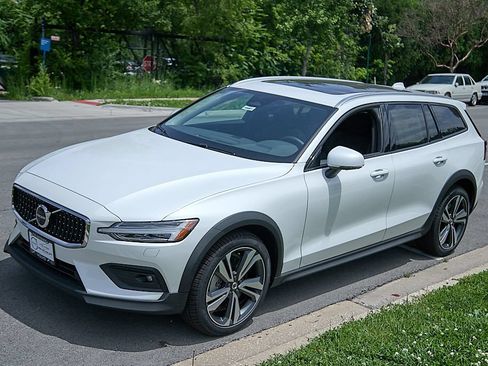 New 2026 Volvo V60 B5 Cross Country Plus w/ Climate Package AWD/4WD image 6