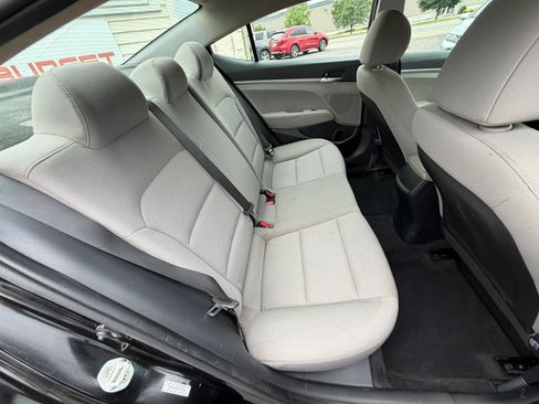 Used 2019 Hyundai Elantra SE FWD image 28
