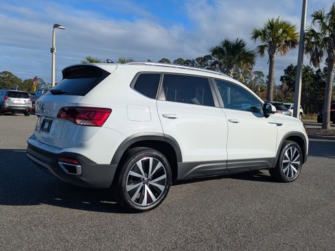 Used 2024 Volkswagen Taos SE w/ MDO Package image 4