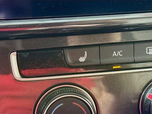 Used 2018 Volkswagen Golf Alltrack SE image 3