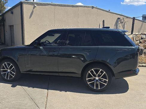 Used 2025 Land Rover Range Rover SE AWD/4WD image 2