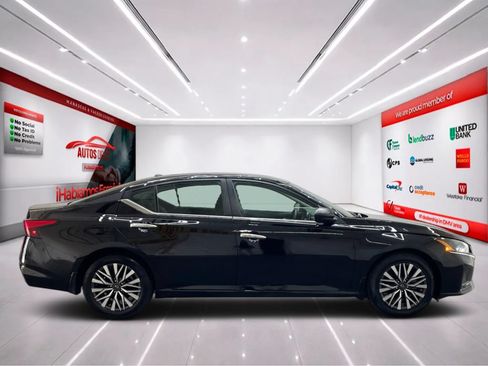 Used 2025 Nissan Altima 2.5 SV FWD image 9