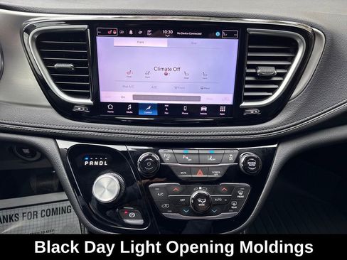 Used 2021 Chrysler Pacifica Limited w/ Uconnect Theater Family Group image 23