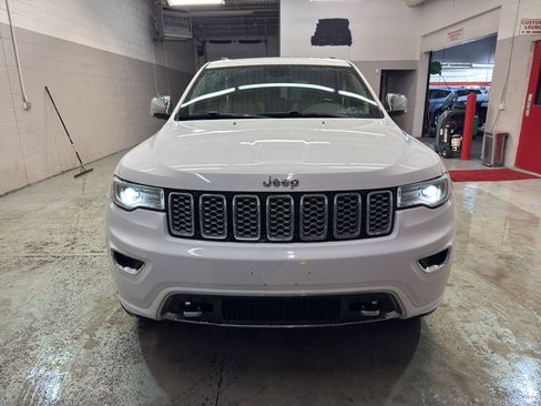 Used 2017 Jeep Grand Cherokee Overland image 2