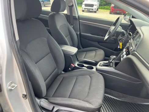 Used 2019 Hyundai Elantra SE w/ Winter Weather Package FWD image 12