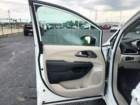 Used 2023 Chrysler Pacifica Touring-L FWD image 32