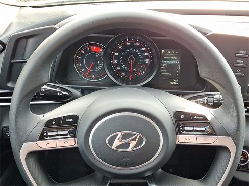 Used 2023 Hyundai Elantra SEL image 18