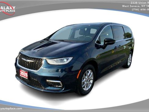 Used 2025 Chrysler Pacifica Select FWD image 1