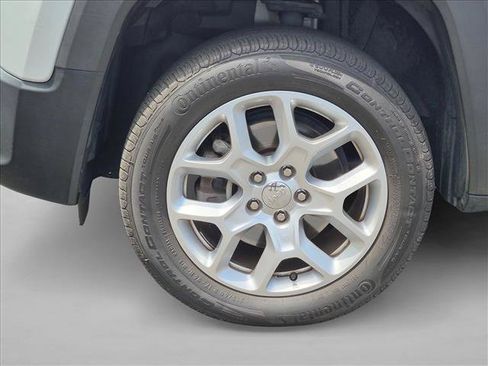 Used 2016 Jeep Renegade Latitude w/ Cold Weather Group AWD/4WD image 15
