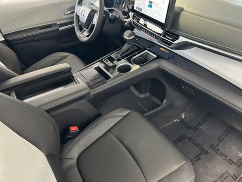 Certified 2026 Toyota Sienna XSE FWD image 21