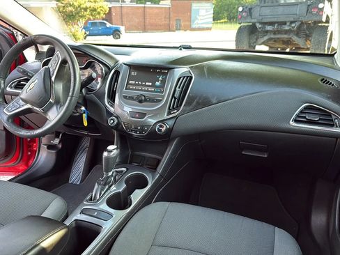 Used 2017 Chevrolet Cruze LT FWD image 25