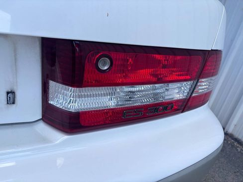 Used 2000 Lexus ES 330 FWD image 9