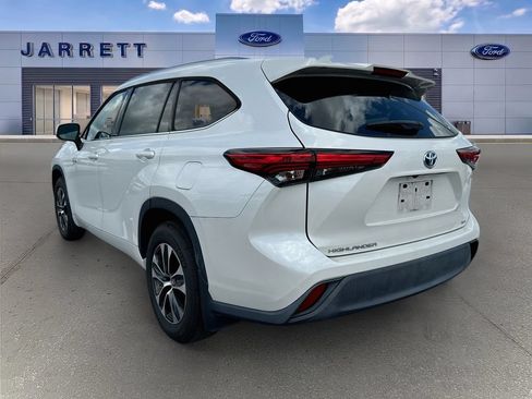 Used 2021 Toyota Highlander XLE AWD/4WD image 3