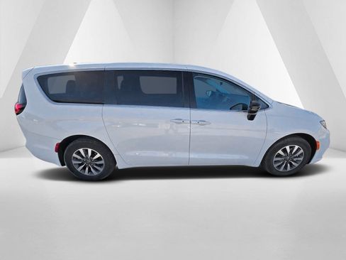 Used 2024 Chrysler Pacifica Select image 8