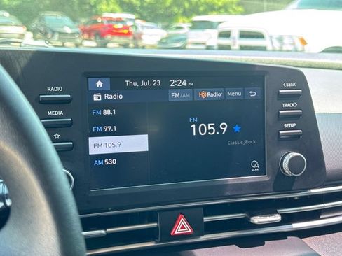 Used 2022 Hyundai Elantra SE FWD image 19