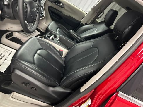 Used 2024 Chrysler Pacifica Touring-L image 12