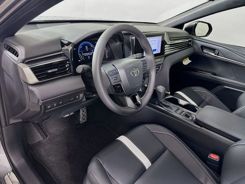 Used 2025 Toyota Camry SE image 9